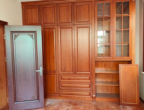 莲都中式家庭装修里定制的实木衣柜效果图